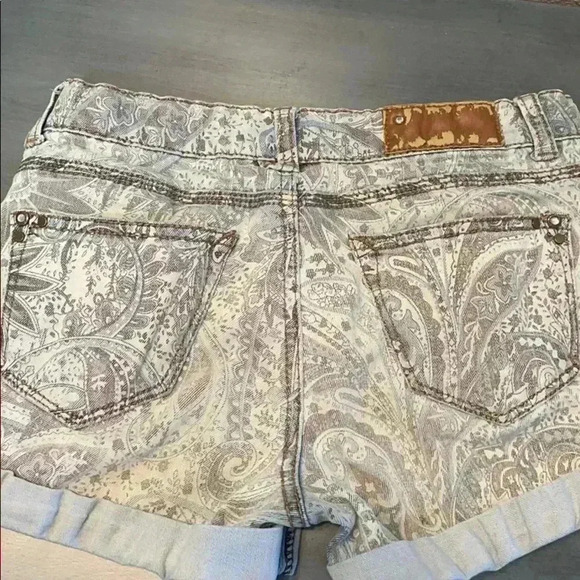 VIGOSS Girls Paisley Patterned Denim Shorts - Picture 4 of 5